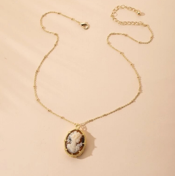 *Opal* Cameo Necklace - Picture 3 of 3